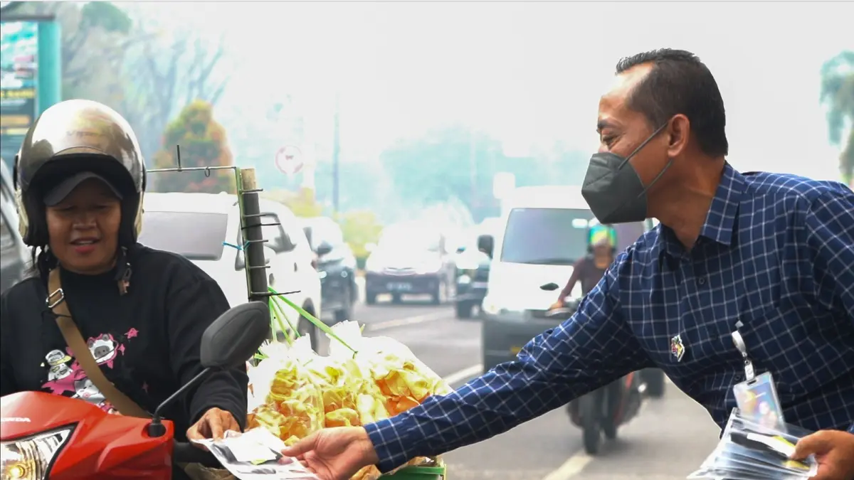 Bank Kalteng membagikan 2.000 masker dan vitamin kepada masyarakat di Palangka Raya