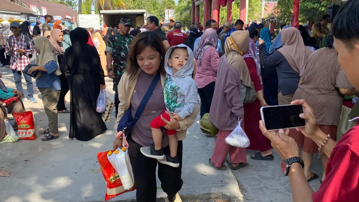 Bantuan sosial kepada masyarakat.(Miftah/kaltengpos.jawapos.com)