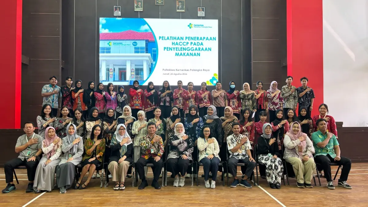 irektur Poltekkes Kemenkes Palangka Raya, Dr. Agus Wijanarka, S.SiT., M.Kes. bersama narasumber dan dosen, beserta mahasiswa Prodi Gizi, selesai pembukaan kegiatan, Jumat (28/8/2026) FOTO HUMAS/KALTENG POS