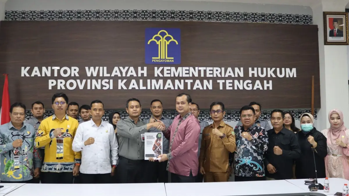 Kemenkum Kalteng bersama DPRD mematangkan 2 raperda.(Humas)
