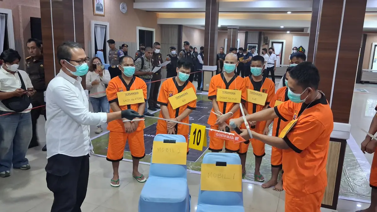 Rekonstruksi pembantaian 3 anggota Satresnarkoba Polres Katingan.(Agus Pramono/kaltengpos.jawapos.com)
