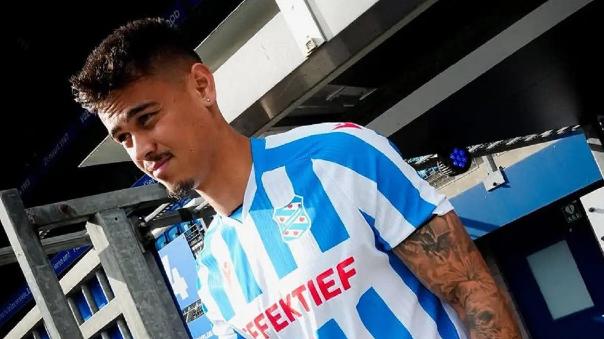 Mees Hilgers resmi berseragam SC Heerenveen usai meninggalkan FC Twente pada penghujung bursa transfer musim panas 2026. (Sumber: Instagram @faktabola)
