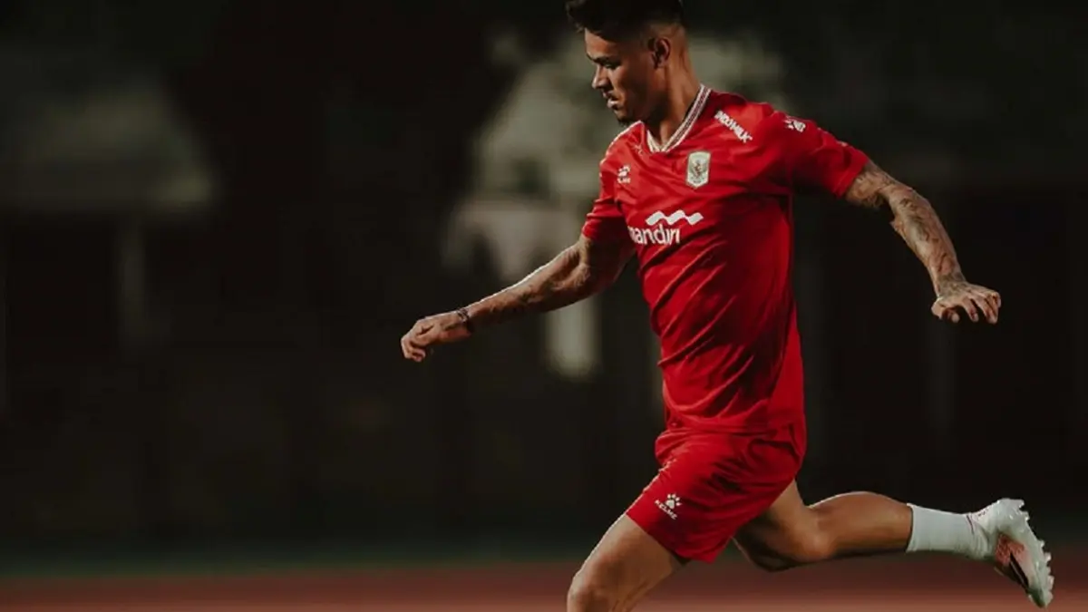 Mees Hilgers telah resmi bergabung dengan SC Heerenveen setelah meninggalkan FC Twente. Namun, transfer bek Timnas Indonesia itu mendapat kritik tajam dari Gertjan Verbeek. (Sumber: Instagram @meeshilgers)
