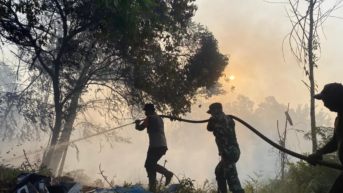 Pemadaman api di lahan terbakar.(Miftah/kaltengpos.jawapos.com)