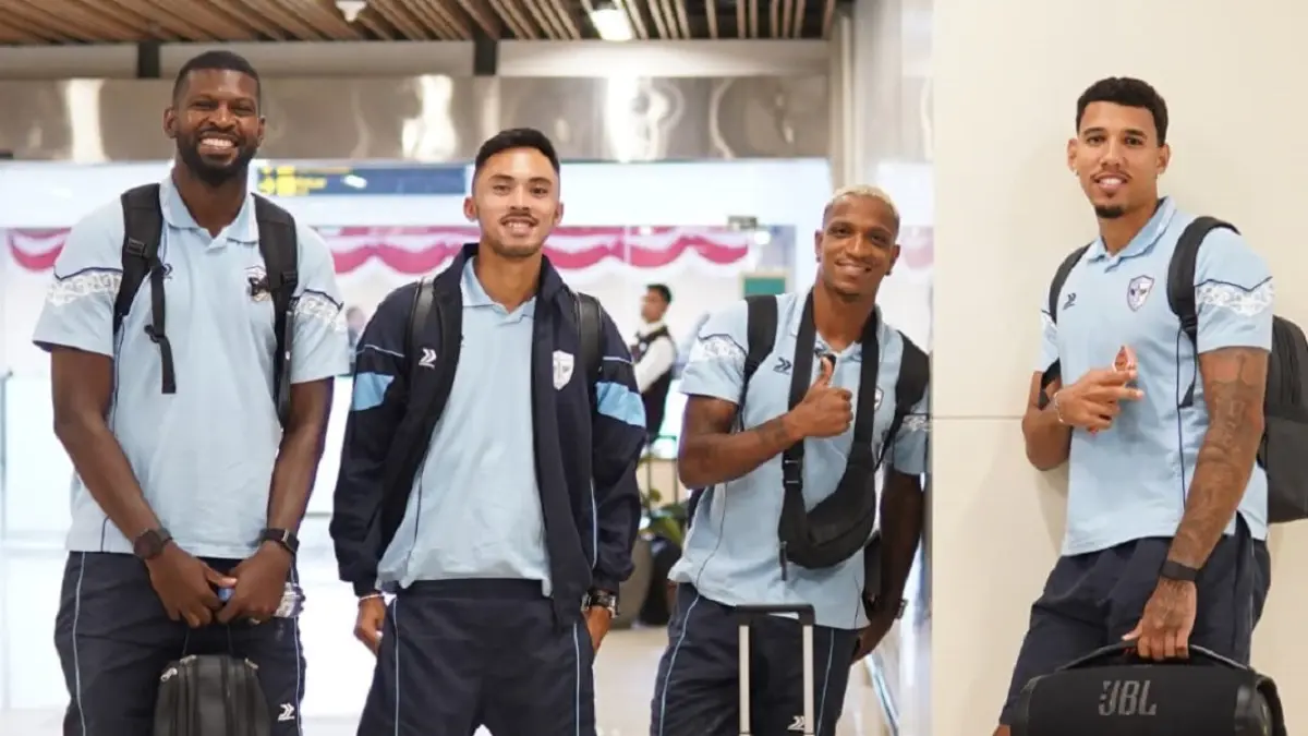 Skuad Isenmulang Kalteng FC bertolak ke Malang melalui bandara di Banjarmasin, Selasa (1/9/2026). Laskar Tambun Bungai akan melakoni debut mereka di BRI Super League 2026/2027 dengan menghadapi Arema FC. (Sumber: MO Isenmulang Kalteng FC)