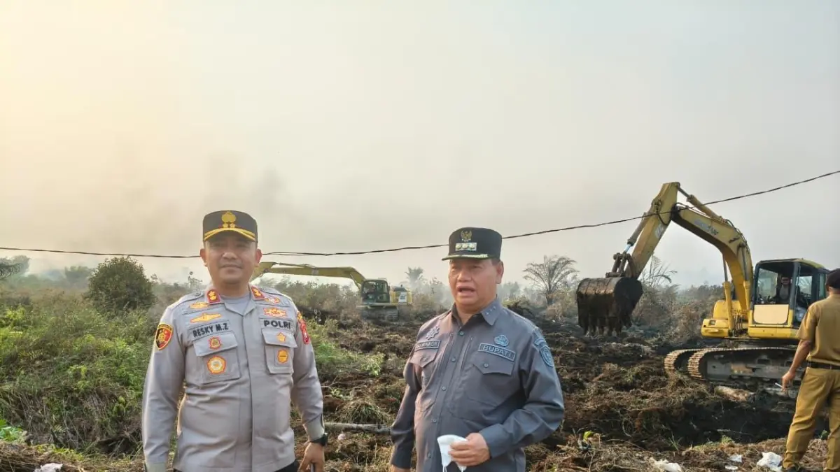 Bupati dan Kapolres Kotim meninjau lokasi lahan terbakar. (Miftahul Ilma/kaltengpos.jawapos.com)