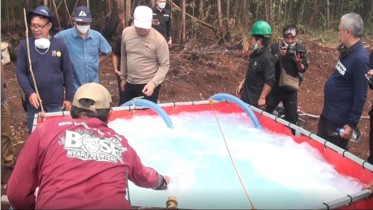 Cairan Shabodama sudah dipraktikkan saat memadamkan karhutla di lahan gambut.(Humas)