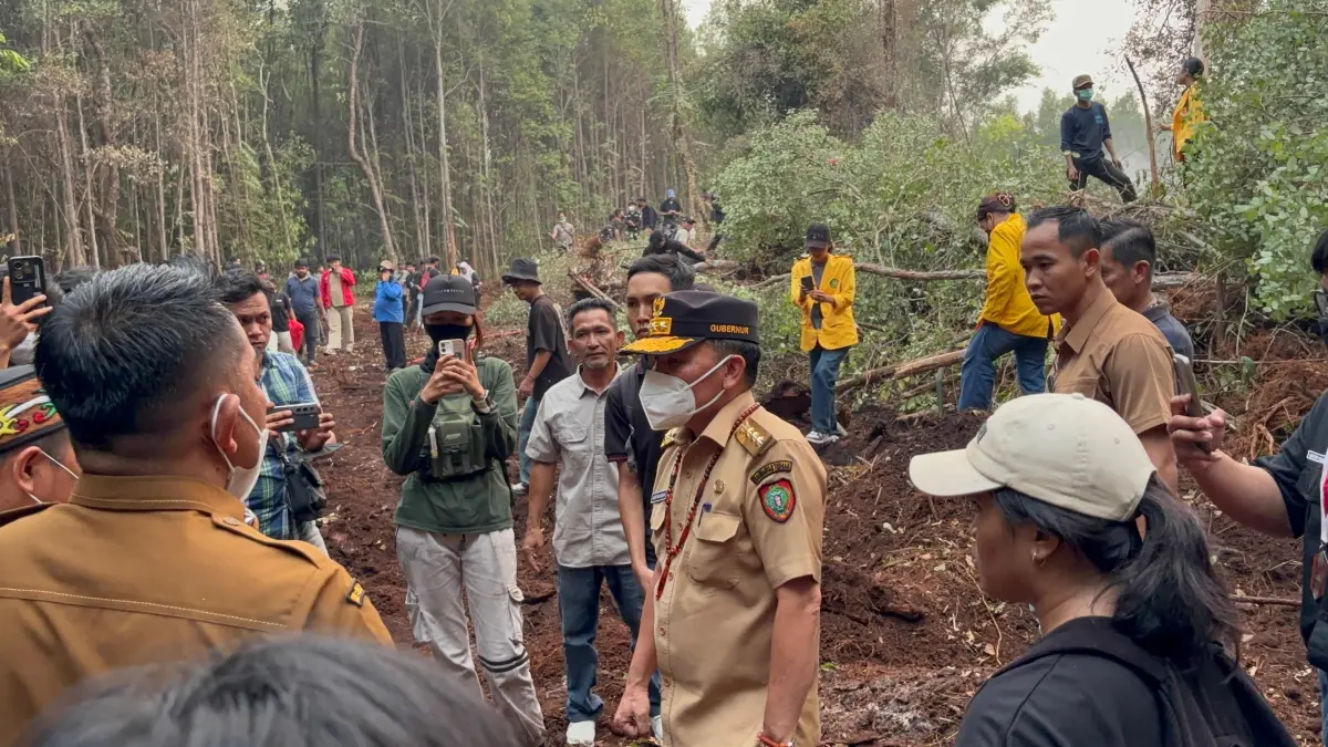 Gubernur Kalteng H Agustiar Sabran saat meninjau hutan kawasan UPR di belakang gedung PPIG.( Rifqi/Kalteng Pos)
