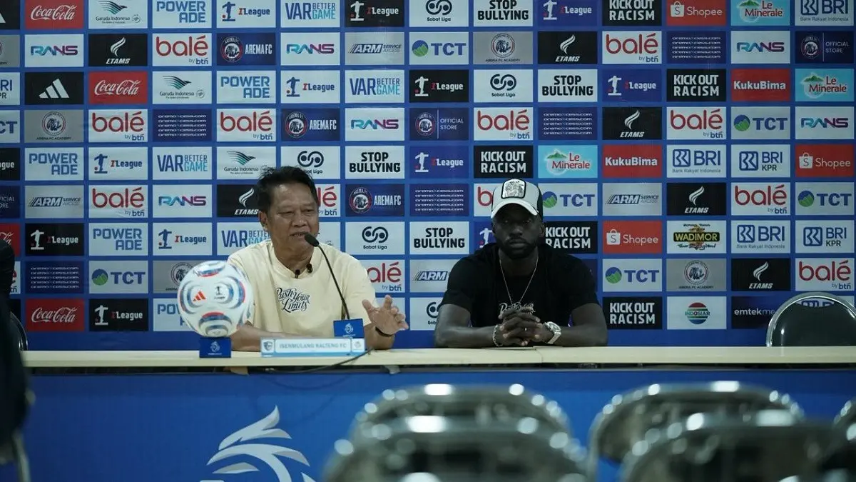 Pelatih kepala Isenmulan Kalteng FC Mundari Karya dan Makan Konate saat jumpa pers. Laskar Tambun Bungai dijadwalkan menghadapi Arema FC pada pekan pembuka BRI Super League 2026/2027 di Stadion Kanjuruhan, Jumat (4/9/2026) sore WIB. (Sumber: MO Isenmulang Kalteng FC)