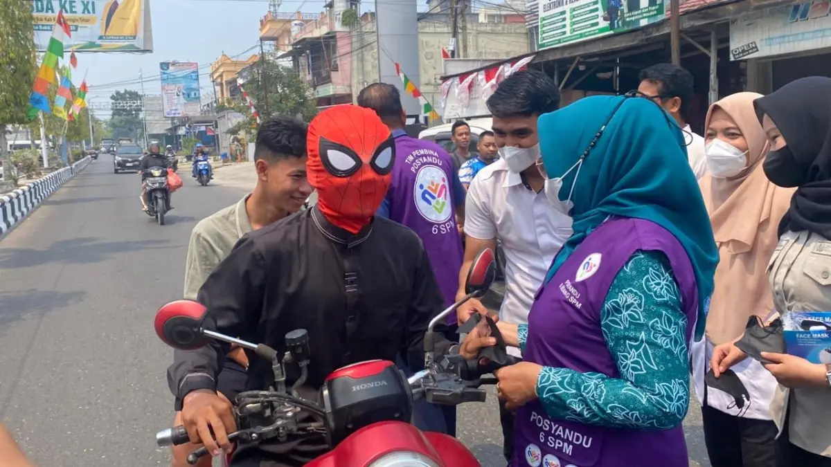 Pembagian masker olah Tim PKK Kotim.(Miftahul Ilma/kaltengpos.jawapos.com)