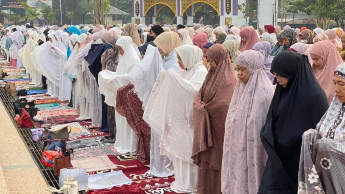 Pemerintah Kota Palangka Raya laksanakan alat Istisqo bersama masyarakat di Masjid Kecubung.(Kamila/Kalteng Pos)

