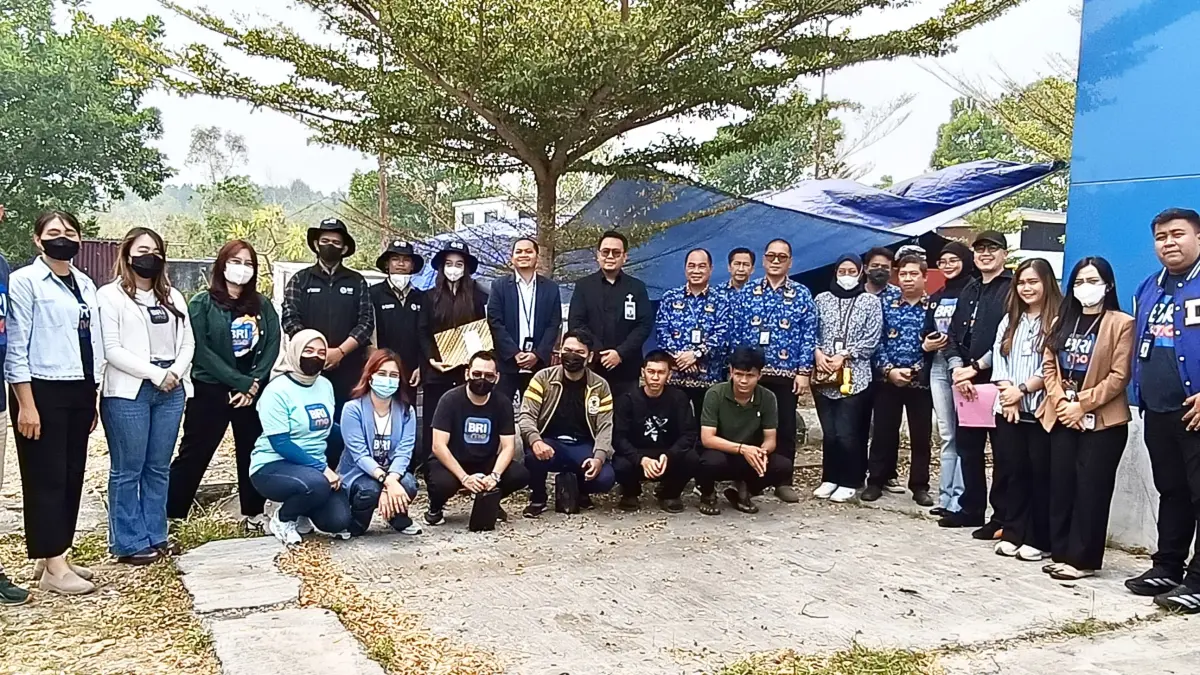 Pemimpin BRI Cab. Palangka Raya, Defri Gunawan (sembilan kiri berdiri),dan Wakil Rektor, Dr. Jhon Retei Alfri Sandi, S.Sos., M.Si (sebelas kanan) foto bersama usai penyerahan bantuan.