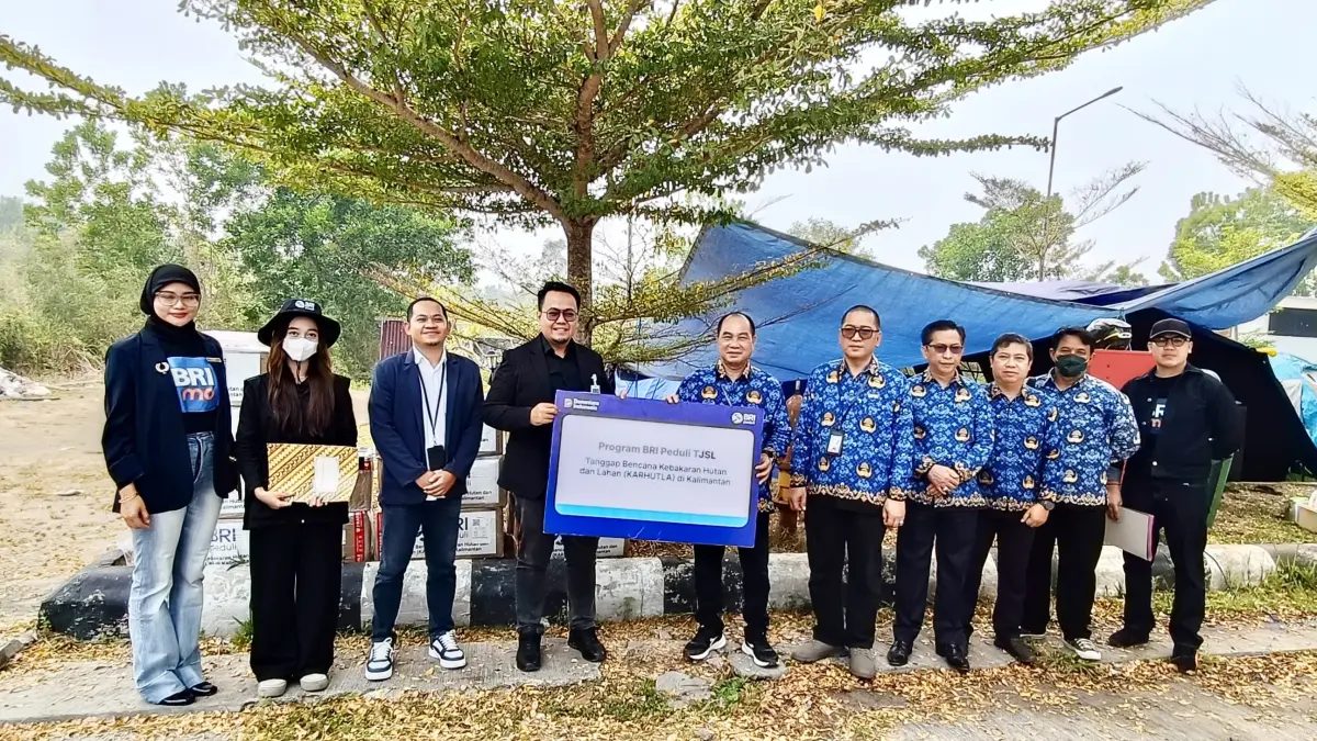 Pemimpin BRI Cabang Palangka Raya, Defri Gunawan (kiri) menyerahkan bantuan secara simbolis kepada Wakil Rektor Bidang Hubungan Masyarakat, Kerjasama dan Sistem Informasi, Dr. Jhon Retei Alfri Sandi, S.Sos., M.Si (kanan).