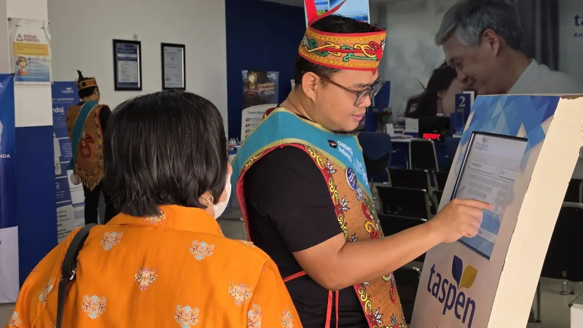 Branch Manager PT TASPEN (Persero) KC Palangka Raya sedang melayani peserta.(Taspen)