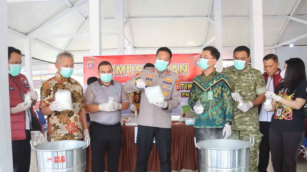 Kapolres Lamandau AKBP Eko Yusmiarto, didampingi unsur forkopimda memusnahkan barang bukti narkotika yang berhasil diungkap.(Ruslan/Kalteng Pos)
