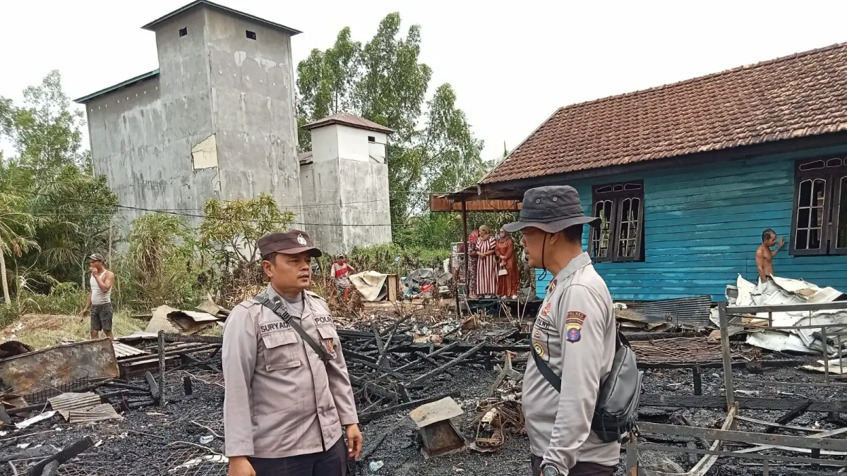 Kapolsek Pulau Hanaut Iptu Purwono melakukan olah TKP.(Humas)