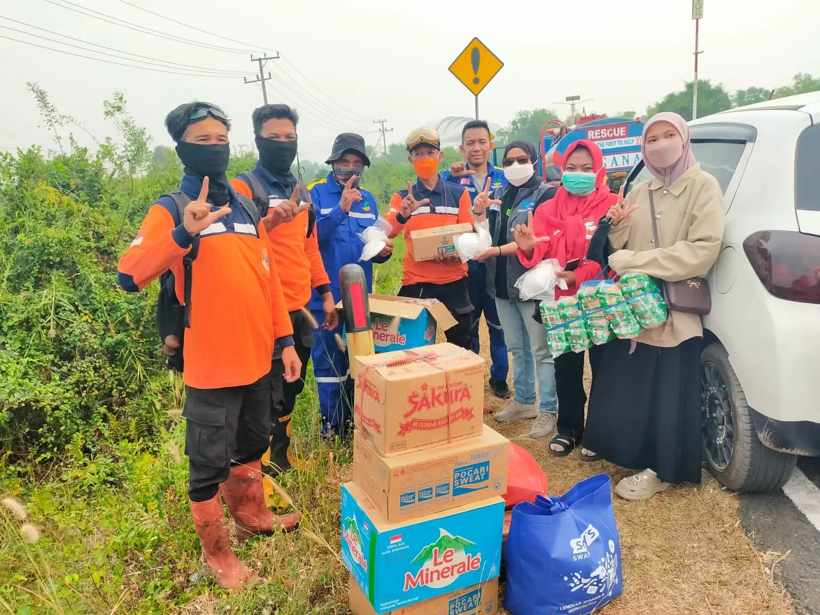 Pembagian masker, makanan dan vitamin ke pemadam karhutla.