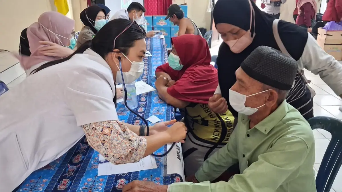 Pemeriksaan kesehatan bagi warga di Kecamatan Jekan Raya.(Agus Pramono/kaltengpos.com)
