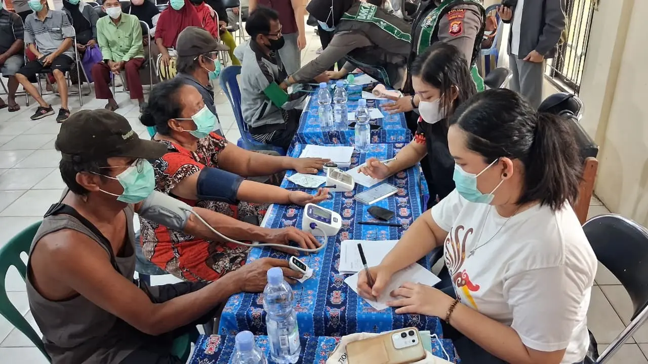 Pemeriksaan kesehatan bagi warga di Kecamatan Jekan Raya.(Agus Pramono/kaltengpos.com)
