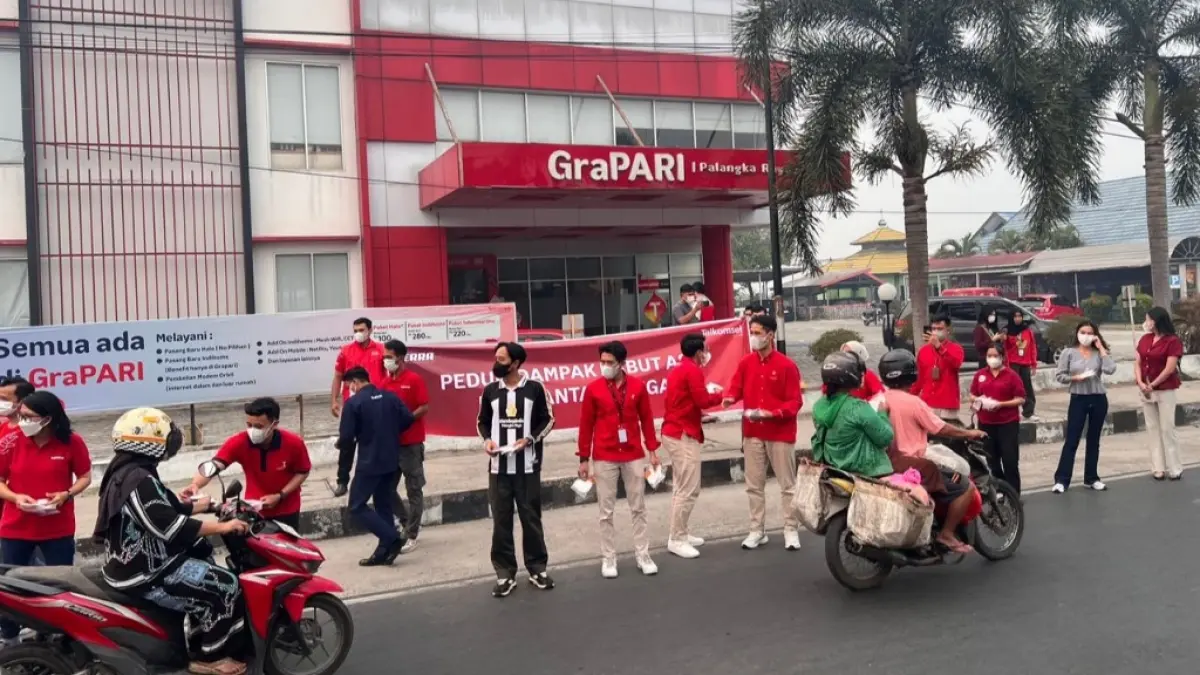 Peringati Hari Pelanggan, Telkomsel membagikan masker ke masyarakat yang melewati jalan di depan GraPARI, Jumat (4/9/2026).