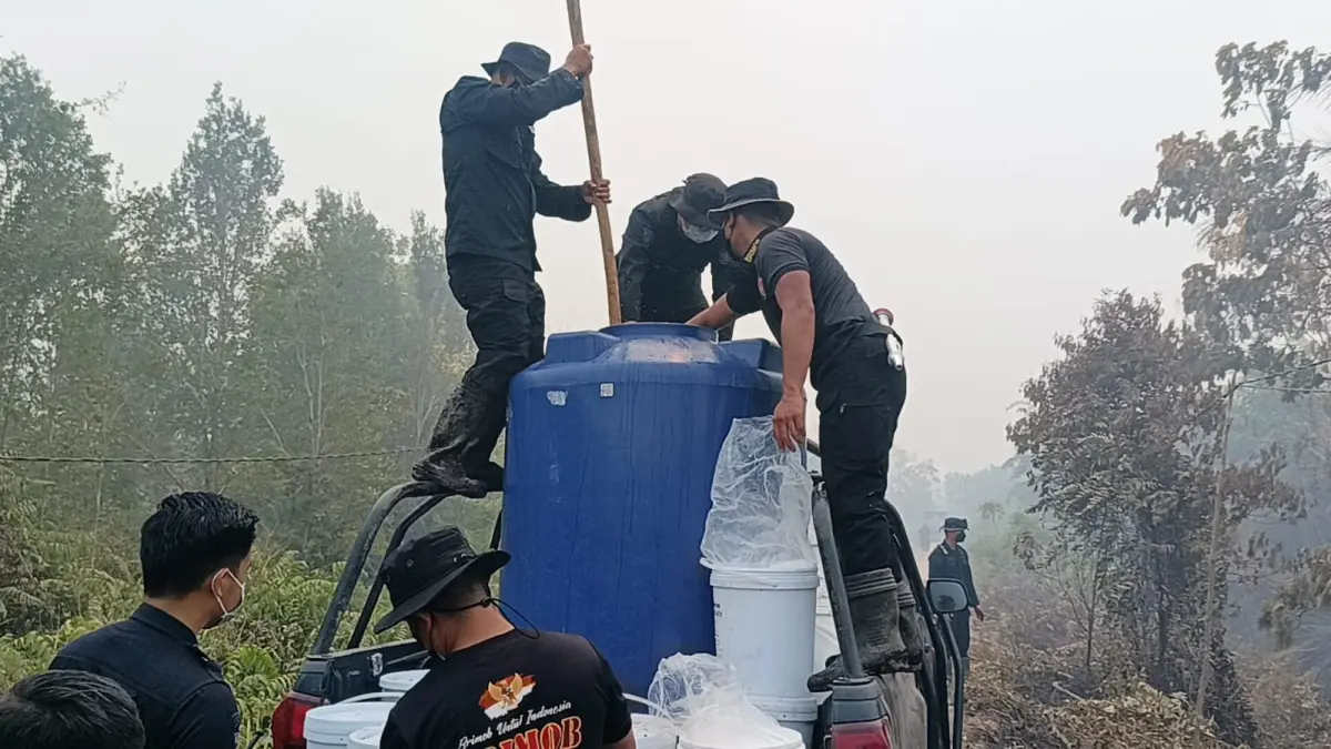 Serbuk singkong digunakan untuk padamkan bara oleh Polda Kalteng.(Humas)