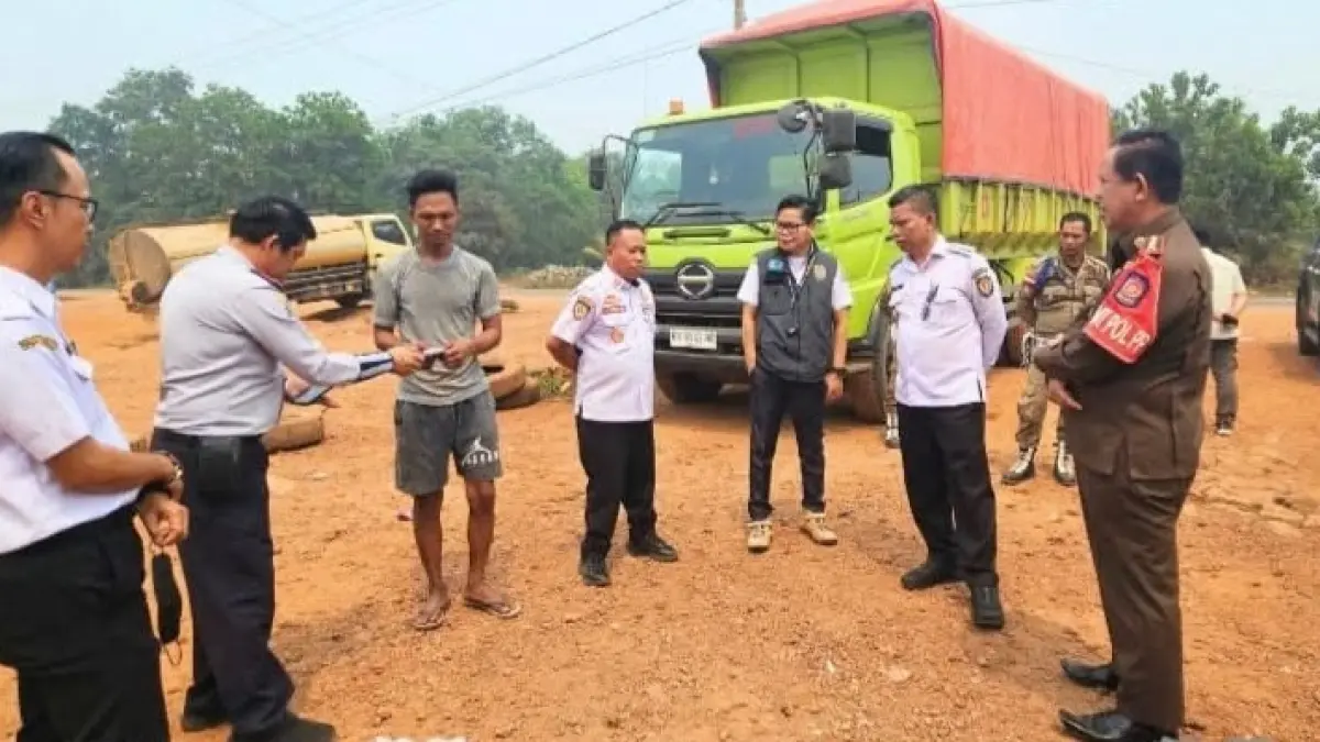 Wakil Bupati Katingan Firdaus dan rombongan mengecek truk angkutan batubara, dan Jetty PT SEAL.( (Diskominfo Katingan)
