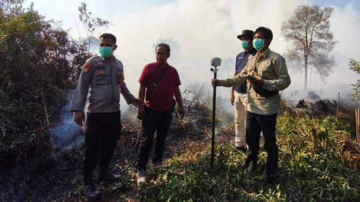 Polres Kotim saat melakukan penyelidikan di lokasi karhutla.(Miftahul Ilma/kaltengpos.jawapos.com)