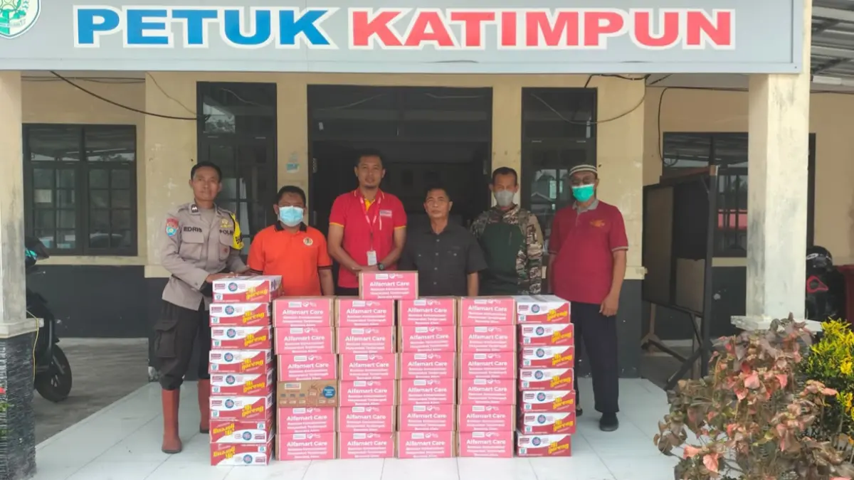 Masker dan vitamin buat warga dari Alfamart di Kelurahan Petuk Katimpun.
