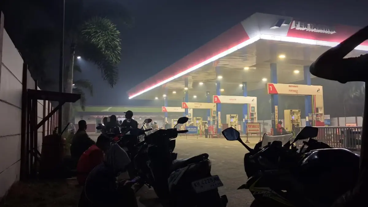 Antrean BBM di sejumlah SPBU.(Agus Pramono/kaltengpos.jawapos.com)