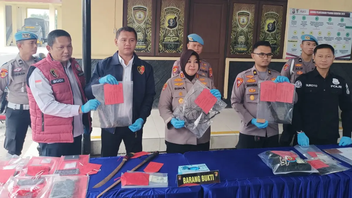Kapolres Kapuas AKBP Rina Perwirasari memimpin rilis kasus pembakaran lahan.(Art/Kalteng Pos)