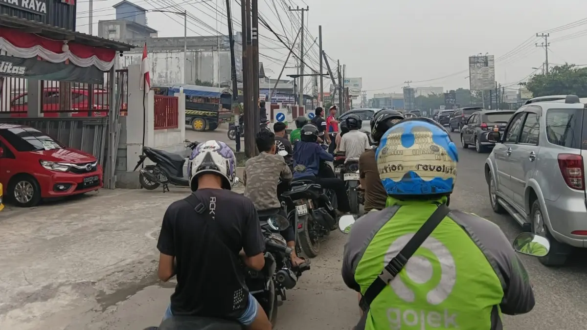 Ojol masih antre mengular di SPBU.(Agus Pramono/kaltengpos.jawapos.com)