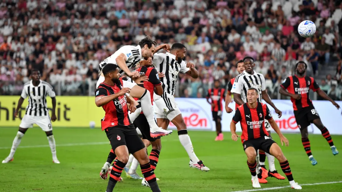 Pemain Juventus Federico Gatti mencetak gol ke gawang AC Milan dalam laga lanjutan Serie A 2026/2027 yang digelar di Allianz Stadium, Senin (7/9/2026) dini hari WIB. (Sumber: Valerio Pennicino/Getty Images)