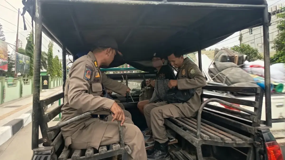 Pria ODGJ diamankan Satpol PP.(Humas)