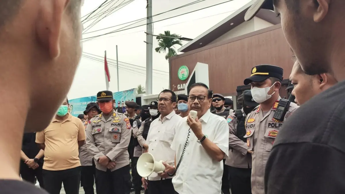 Sekretaris Gapki Kalteng Rawing Rambang memberikan penjelasan kepada massa.(Novia/Kalteng Pos)