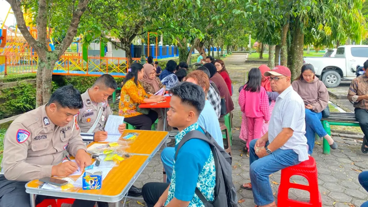 Petugas memeriksa kelengkapan surat kendaraan masyarakat saat operasi gabungan penertiban kendaraan, baru-baru ini.(Kamila/Kalteng Pos)