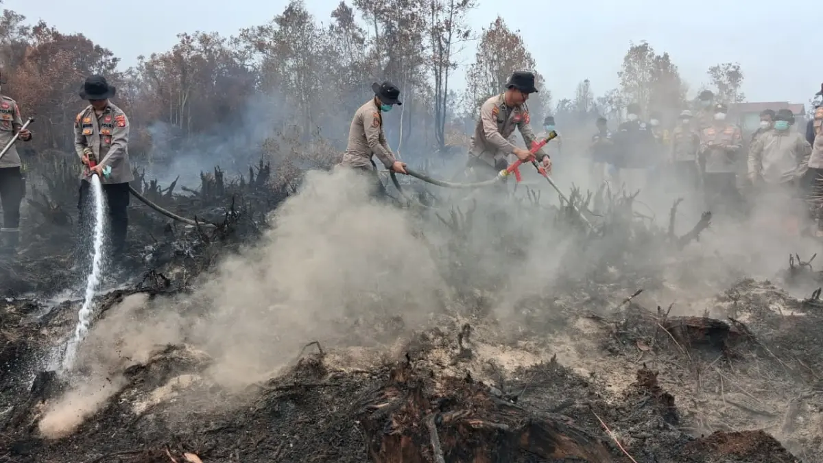 Polda Kalteng gunakan cairan surfaktan untuk pendinginan lahan gambut.(Agus Pramono/kaltengpos.jawapos.com