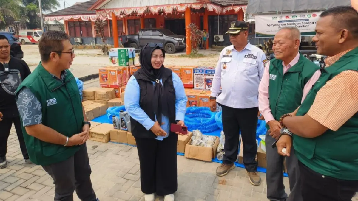 Wabup Kotim Irawati berbincang dengan pihak perusahaan.(Miftahul Ilma/kaltengpos.jawapos.com)