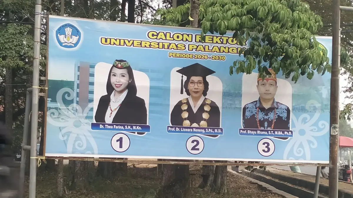 Baliho tiga calon rektor UPR yang terpasang di kampus UPR. FOTO ISMAIL/KALTENGPOS.JAWAPOS.COM