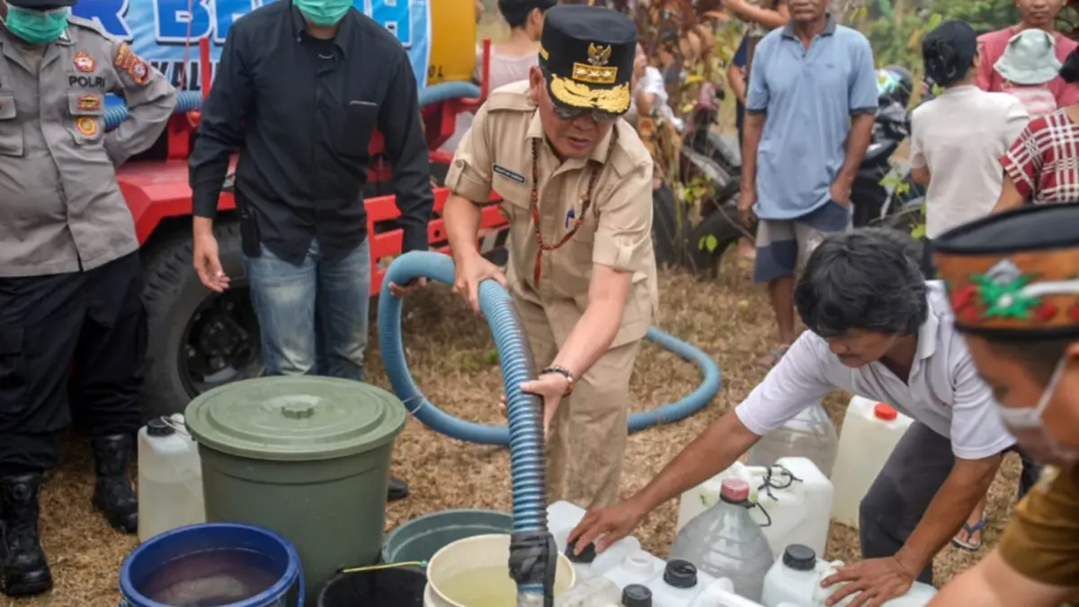 Gubernur Kalteng H Agustiar Sabran turun langsung menyalurkan bantuan kepada warga di Kelurahan Sei Gohong.(Arief Prathama/kaltengpos.jawapos.com)