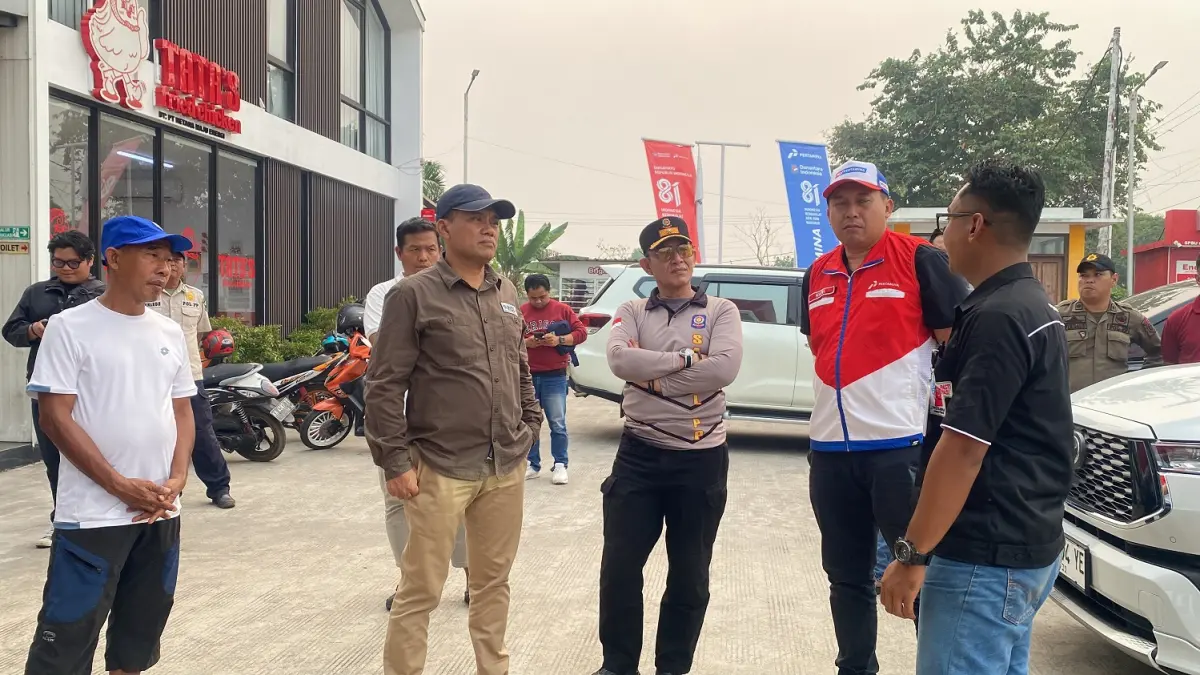 Wakil Wali Kota Palangka Raya Achmad Zaini (kedua dari kiri) sidak ke SPBU.(Kamila/Kalteng Pos)