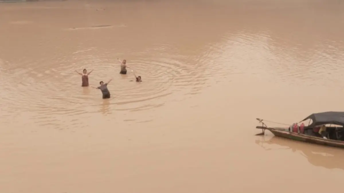 Warga di Kecamatan Rakumpit saat mandi di Sungai Rungan yang surut selama kemarau panjang.(Warga)
