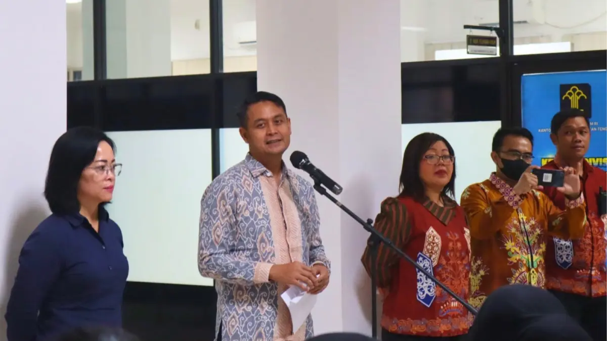 Plh Kepala Kantor Wilayah Kementerian Hukum Kalimantan Tengah, Muhamad Mufid memantau pelaksanaan seleksi MagangHub.(Humas)