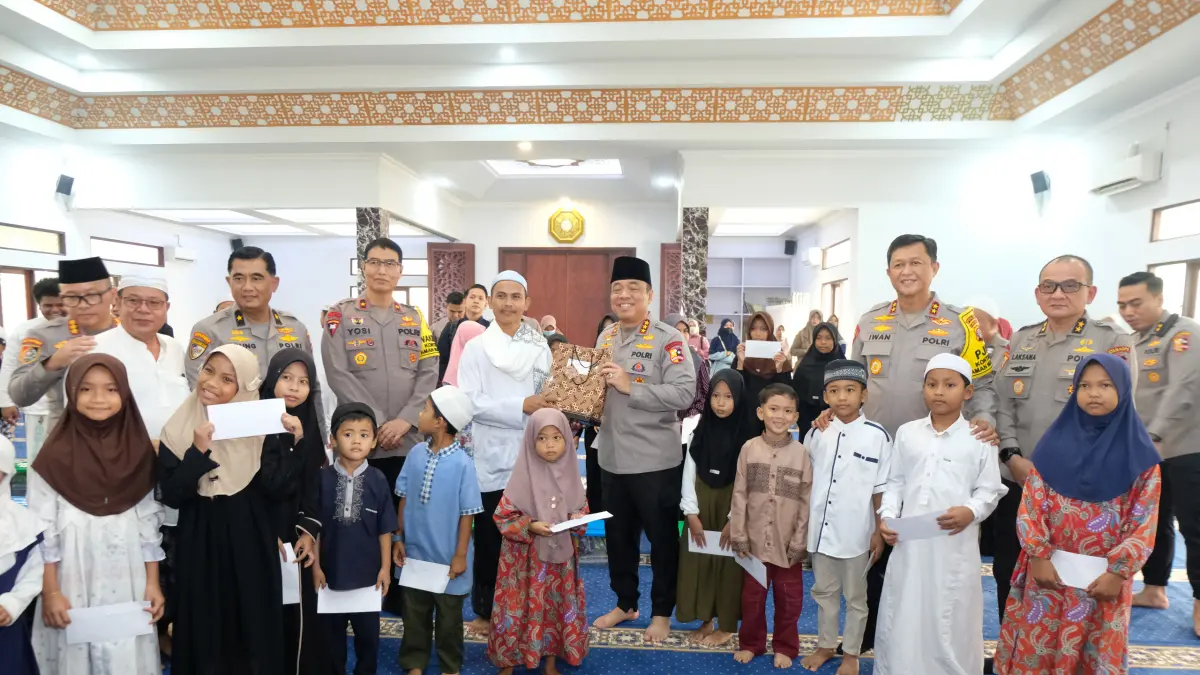 Wakapolri Komjen Pol. Prof. Dr. Dedi Prasetyo menyempatkan diri singgah di Masjid Natabel Jannah.(Humas)