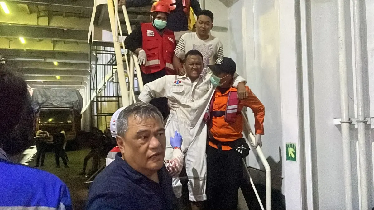 Proses evakuasi korban KM Virgo Tenggelam dari Kapal MW Haida.(Basarnas)