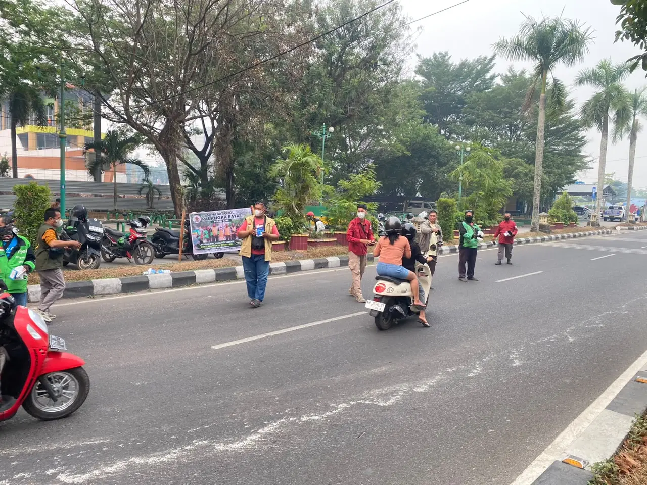 PEDULI SESAMA: Black Eagle kolaborasi bersama Sahabat Ojol Palangka Raya bagikan 5000 masker kepada masyarakat di Jalan Yos Sudarso, Senin sore (14/9). SHAFA KAMILA/KALTENG POS