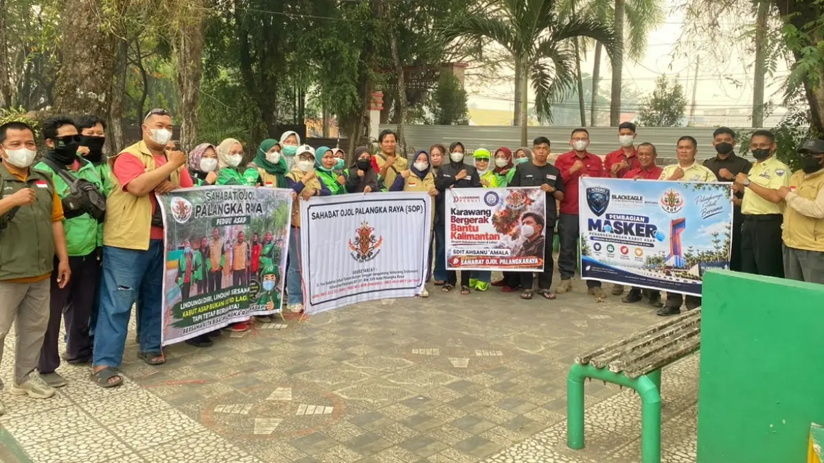 PEDULI SESAMA: Black Eagle kolaborasi bersama Sahabat Ojol Palangka Raya bagikan 5000 masker kepada masyarakat di Jalan Yos Sudarso, Senin sore (14/9). SHAFA KAMILA/KALTENG POS