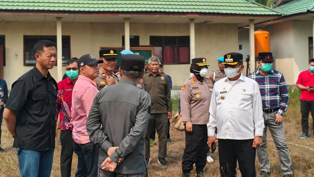Bupati Kapuas HM Wiyatno didampingi Sekda Kapuas Usis I Sangkai meninjau kondisi SMKN 1 Timpah pascakebakaran.(Humas)