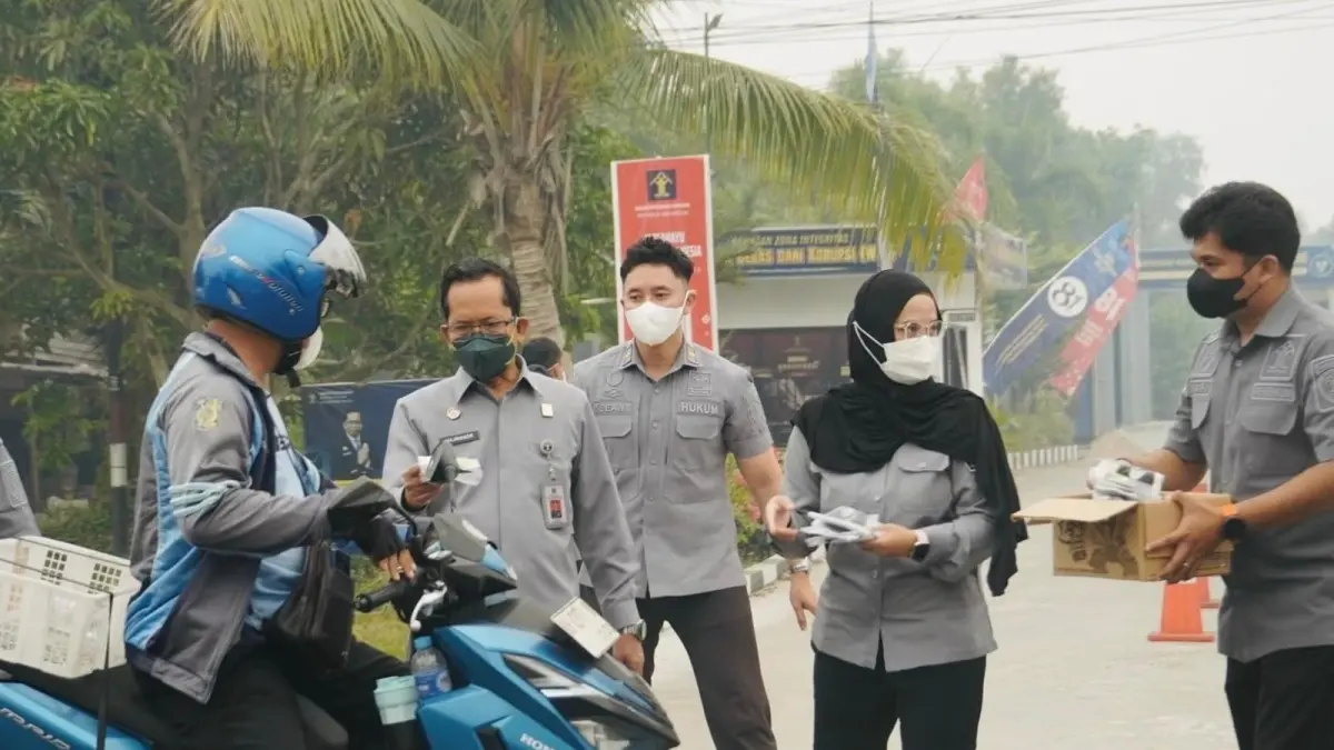 Kakanwil Kemenkum Kalteng Hajrianor memimpin bagi-bagi masker kepada pengguna jalan.(Humas)