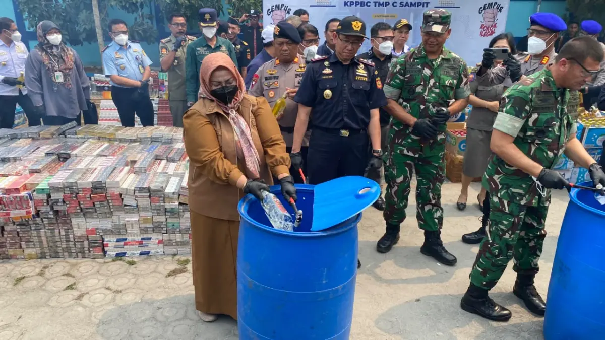 Pemusnahan rokok ilegal oleh Bea Cukai Sampit.(Miftahul Ilma/kaltengpos.jawapos.com)