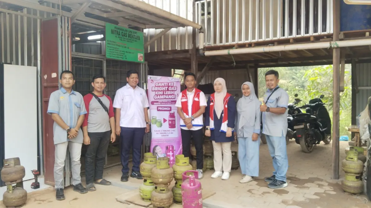Sbm PT. Pertamina Patra Niaga wilayah kalimantan tengah, bagas Wicaksono (rompi merah) menyalurkan tukar gas di wilayah Terantang.(Humas)